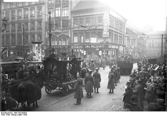 Der Trauerzug von Horst Wessel zieht durch die Jüdenstraße in Berlin (März 1930)